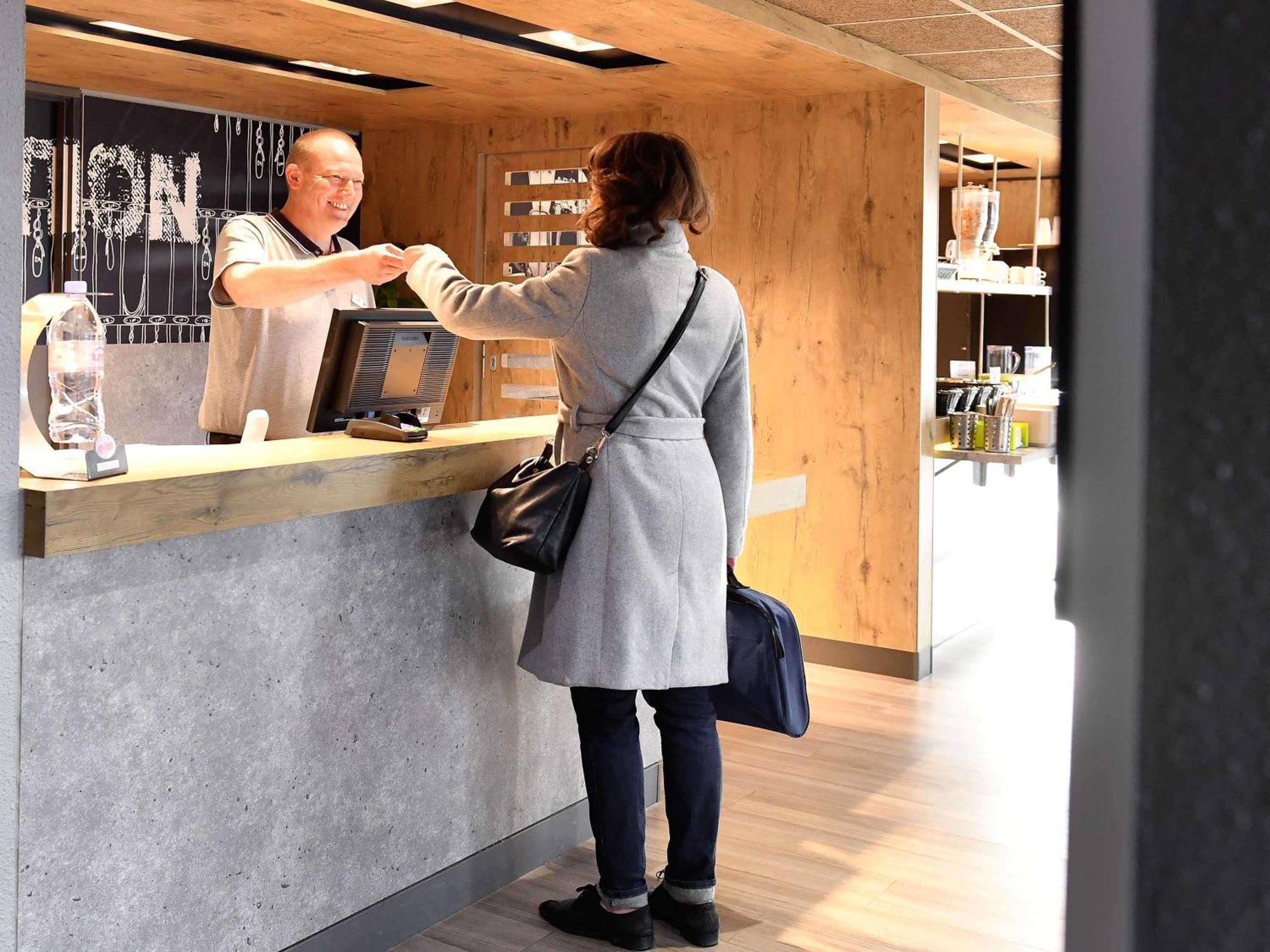 Ibis Budget Caen Porte De Bretagne Bretteville-sur-Odon Exterior foto
